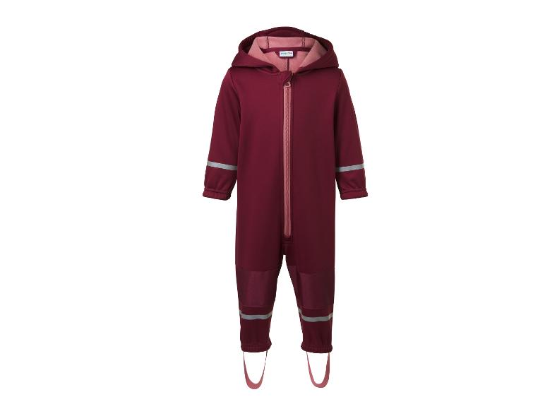 Bordeauxrode softshell overall voor kinderen met capuchon, rits en reflecterende strepen.