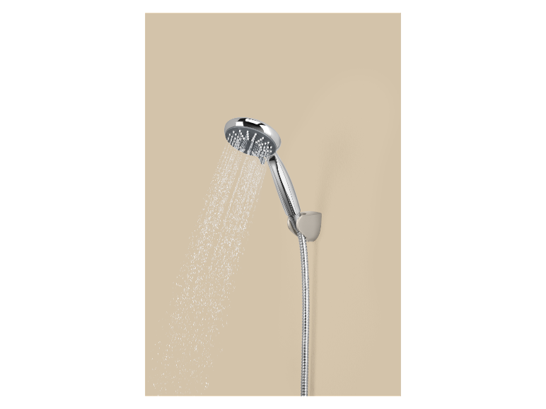 Verchroomde doucheset met waterstraal op een lichte achtergrond.