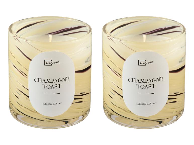 Twee 'Champagne Toast' geurkaarsen in glazen houders met een spiraalpatroon.
