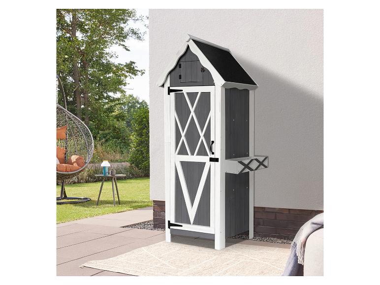 Buitenopbergkast met hangstoel en tuinmeubelen op een terras.