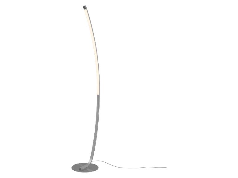 Moderne LED vloerlamp met ronde voet en gebogen zilveren metalen staaf.