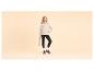 Meisje in beige hoodie en zwarte legging, met waterfles.