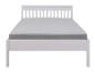 Wit houten bed met een grijze matras.