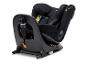 Zwart babyautostoeltje met veiligheidsharnas en een 'AIRBAG'-waarschuwingslabel.