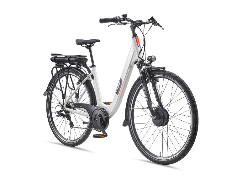 Witte elektrische fiets met zwart zadel, bagagedrager en spatborden, van opzij gezien.