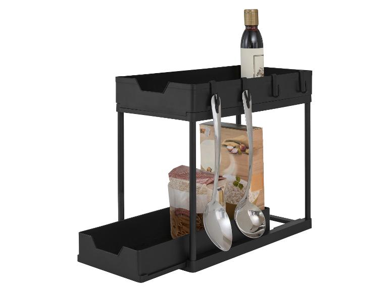 Zwarte tweelaagse keukenorganizer met fles, pasta, rijst en twee pollepels.