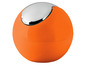 Een ronde oranje prullenbak met een zilveren deksel.