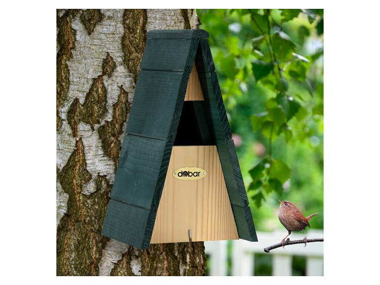 Houten A-vormig vogelhuisje, bevestigd aan een boom, met een kleine vogel op een tak.