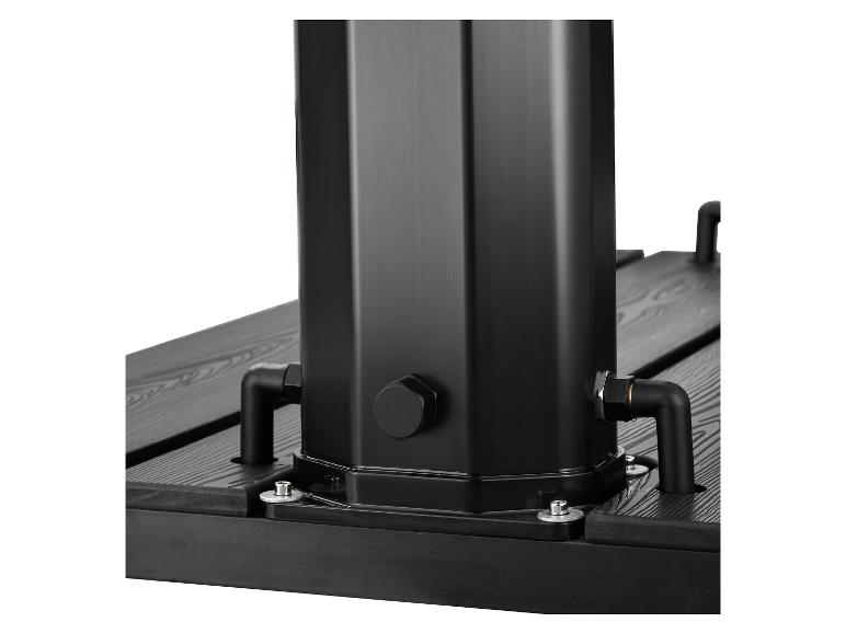 Close-up van een zwarte buitendouchebasis met een centrale kolom en wateraansluitingen.