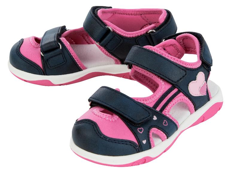 Twee roze kindersandalen met blauwe bandjes en hartjes.
