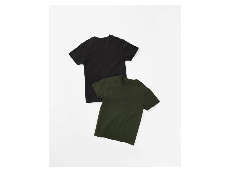 Twee effen T-shirts met korte mouwen, één zwart en één kaki, op een witte achtergrond.
