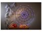 Halloween decoratie met verlicht spinnenweb, pompoenen en decoratieve paddenstoelen.