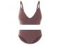 Een bruine bralette en slip in een geribbelde stijl.