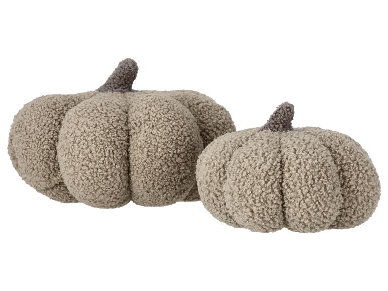 Twee pluizige decoratieve pompoenen in een neutrale beige kleur.