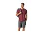 Man in T-shirt met korte mouwen en korte broek, met rugzak