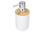 Witte zeepdispenser met bamboe deksel en chromen pomp