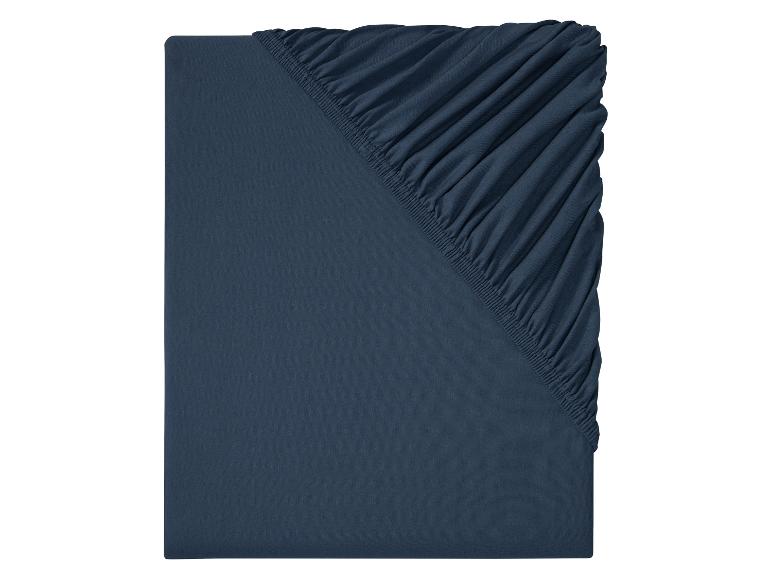 Donkerblauwe, effen hoeslaken.