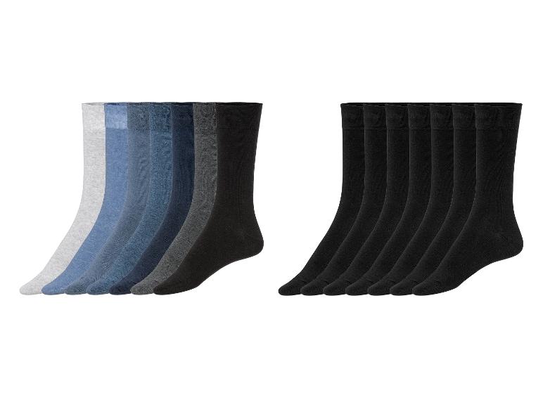 Zwarte sokken met grijze, blauwe en lichtblauwe sokken.