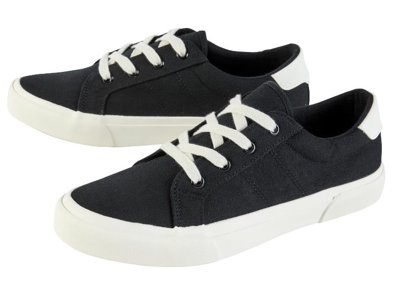 Twee paar zwarte sneakers met veters.