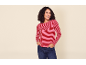 Vrouw in rood gestreept shirt met lange mouwen en jeans