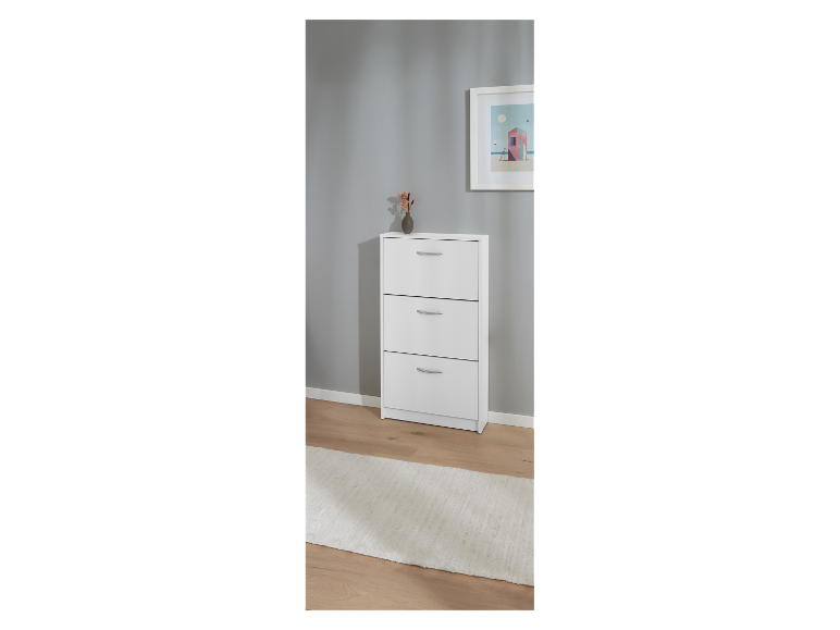 Witte schoenenkast met drie lades en metalen handgrepen.