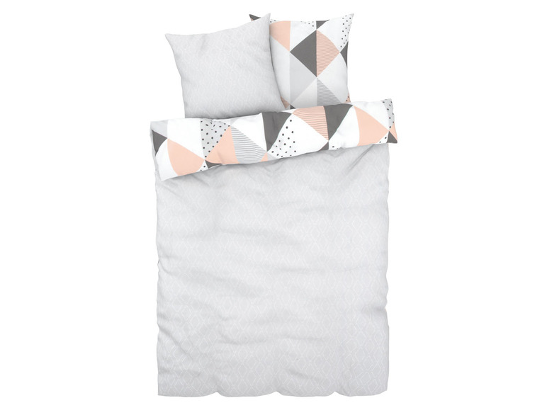 Een beddengoedset met een geometrisch patroon in roze, grijs en wit.