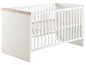 Witte babybed met houten panelen.