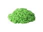 Een hoop groen kinetisch zand op een witte achtergrond.