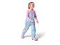 Lachend meisje in blauwe overall en roze laarzen, met Elsa van Frozen