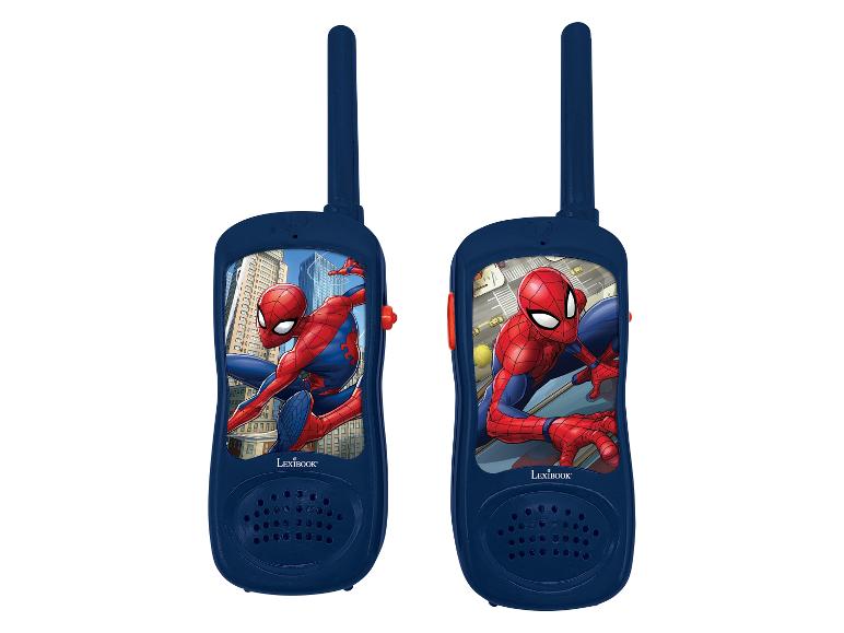 Twee blauwe walkietalkies met Spiderman-afbeeldingen en een stadsgezicht op de achtergrond.
