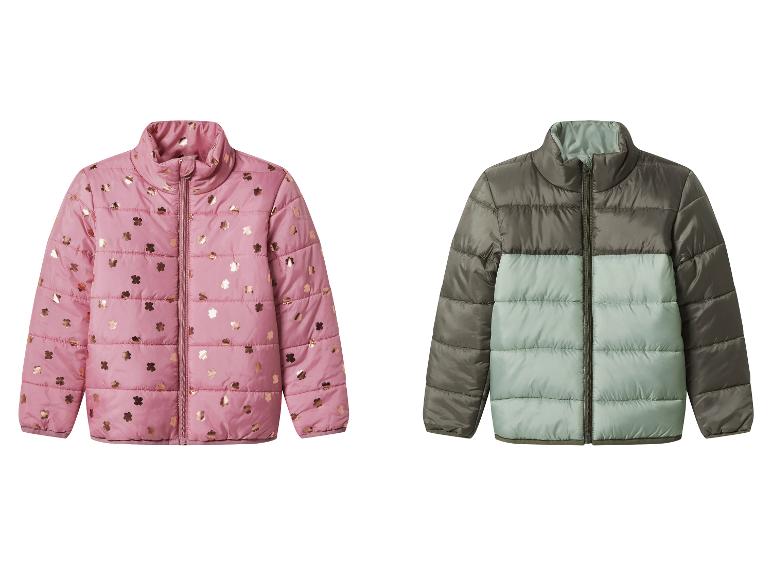 Twee kinderpufferjacks: een roze met goudkleurig patroon en een tweekleurige groen-grijze.