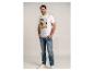 Man in wit T-shirt met palmboomprint en jeans, glimlachend.