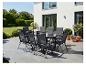 Tuinmeubelset met grijze tafel en acht stoelen op het terras.