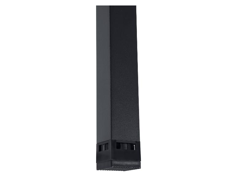 Close-up van een zwarte vierkante tafelpot met verstelbare voet.