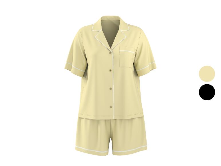 Lichtgele tweedelige pyjama met witte biezen en bruine knopen.