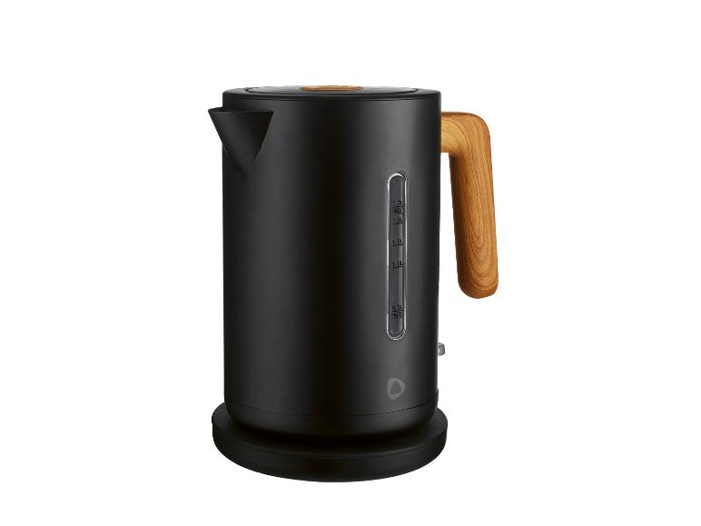 Zwarte waterkoker met houten handvat en dekseldetail, op een witte achtergrond.