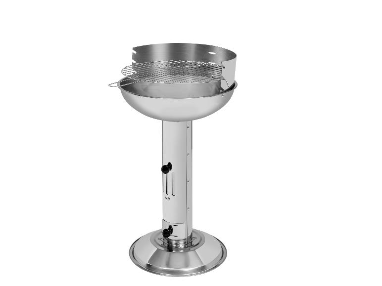 Zilverkleurige houtskoolbarbecue op een standaard met een rond rooster.