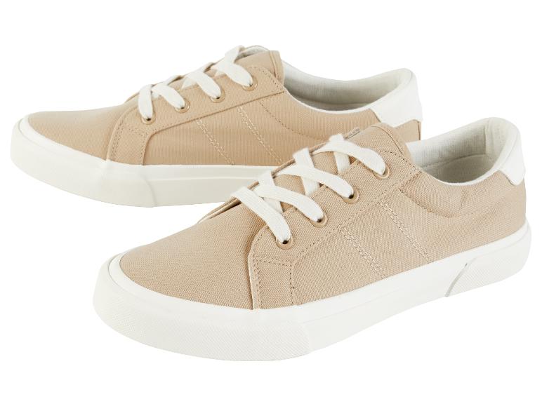 Twee paar beige canvas sneakers.