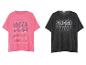 Twee SOCCX-shirts, één roze met tekst en één donkergrijs met tekst.