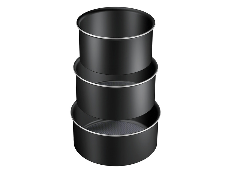 Drie zwarte bakvormen met een metalen rand