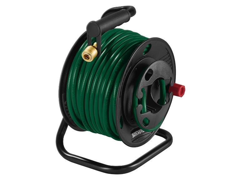 Groene tuinslang opgerold op een zwart rek met een rode slinger, merk PARKSIDE.