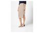 Beige rok en beige mules met hakken: elegante, minimalistische look.