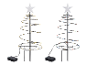 Twee spiraalvormige lichtgevende kerstbomen, één met warmwitte en één met veelkleurige lampjes.
