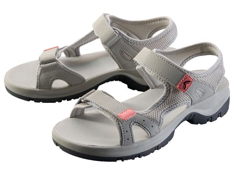 Grijze sportsandalen met roze accenten, klittenbandsluitingen en een robuuste zool.