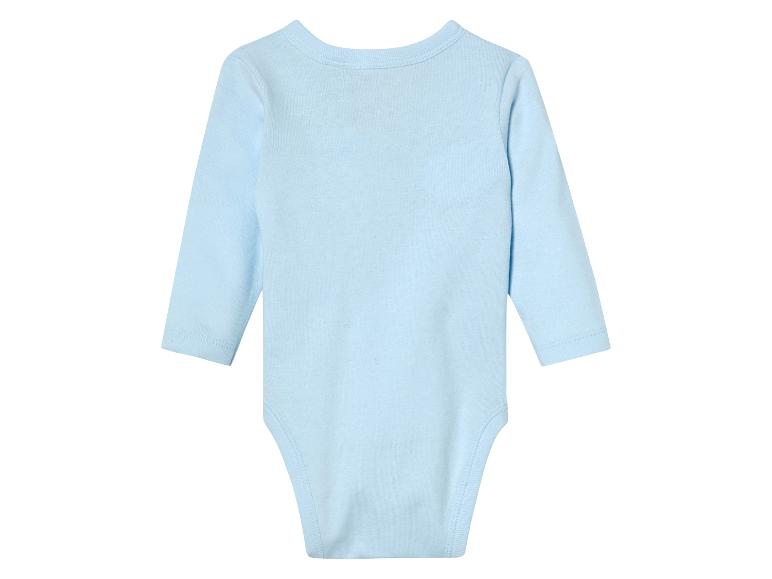 Lichtblauwe baby romper met lange mouwen.