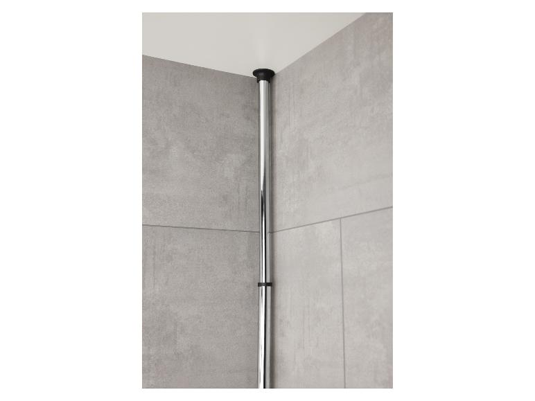 Verchroomde douchestang in een badkamerhoek.