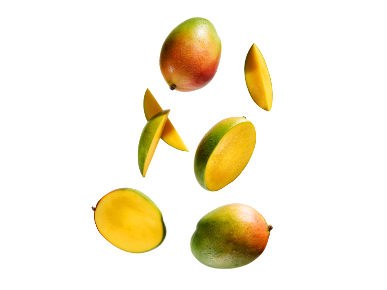 Verse hele en gesneden mango's met waterdruppels.