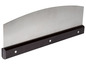 Een metalen pizza-snijder met een houten handvat.
