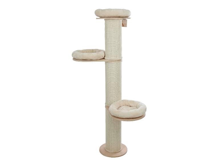 Beige krabpaal met drie platforms en knusse mandjes.