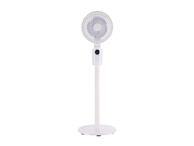 Witte staande ventilator met digitaal display en ronde voet.